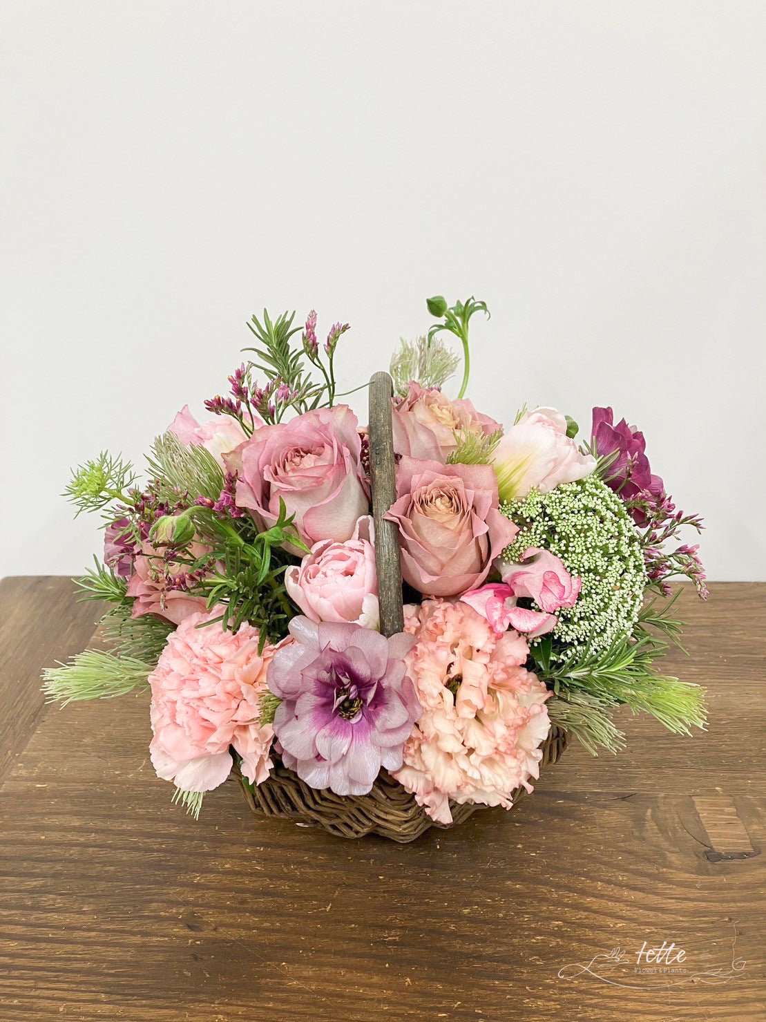 ラウンドアレンジメント ピンク系をオーダーするならFlower&amp;Plants tette │ 「手から手へ、想いを運ぶフラワーショップ」【板橋駅徒歩4分】【熟練フローリスト夫婦が運営】【最短2営業日で発送】【24時間365日注文OK】【ギフトは3300円〜】フラワーギフトを手から手へ、想いを込めたブーケやアレンジメントで大切な人に感謝と愛情を。シーンや用途に合わせて選びやすい豊富な種