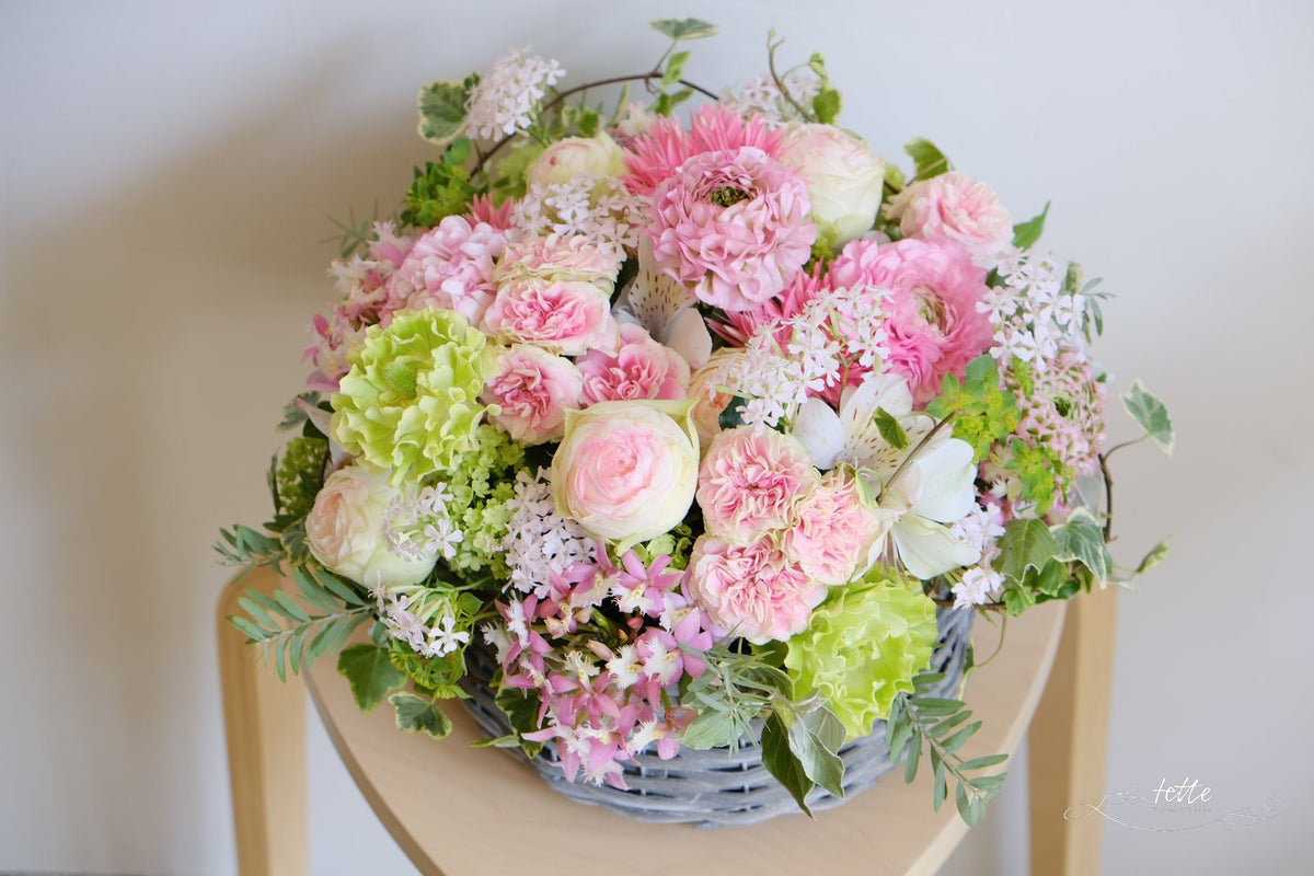 ラウンドアレンジメント ピンク系をオーダーするならFlower&amp;Plants tette │ 「手から手へ、想いを運ぶフラワーショップ」【板橋駅徒歩4分】【熟練フローリスト夫婦が運営】【最短2営業日で発送】【24時間365日注文OK】【ギフトは3300円〜】フラワーギフトを手から手へ、想いを込めたブーケやアレンジメントで大切な人に感謝と愛情を。シーンや用途に合わせて選びやすい豊富な種