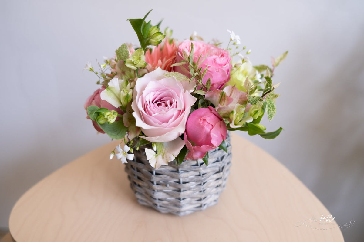 ラウンドアレンジメント ピンク系をオーダーするならFlower&amp;Plants tette │ 「手から手へ、想いを運ぶフラワーショップ」【板橋駅徒歩4分】【熟練フローリスト夫婦が運営】【最短2営業日で発送】【24時間365日注文OK】【ギフトは3300円〜】フラワーギフトを手から手へ、想いを込めたブーケやアレンジメントで大切な人に感謝と愛情を。シーンや用途に合わせて選びやすい豊富な種
