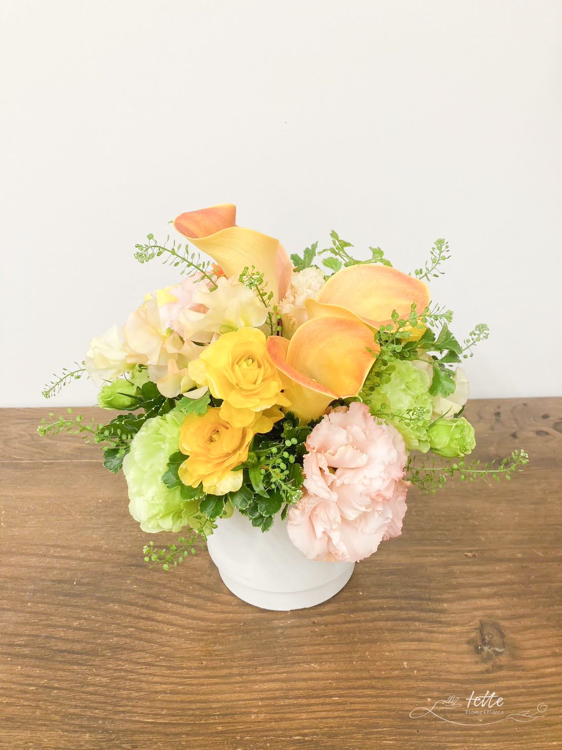 ラウンドアレンジメント オレンジ系をオーダーするならFlower&amp;Plants tette │ 「手から手へ、想いを運ぶフラワーショップ」【板橋駅徒歩4分】【熟練フローリスト夫婦が運営】【最短2営業日で発送】【24時間365日注文OK】【ギフトは3300円〜】フラワーギフトを手から手へ、想いを込めたブーケやアレンジメントで大切な人に感謝と愛情を。シーンや用途に合わせて選びやすい豊富な種