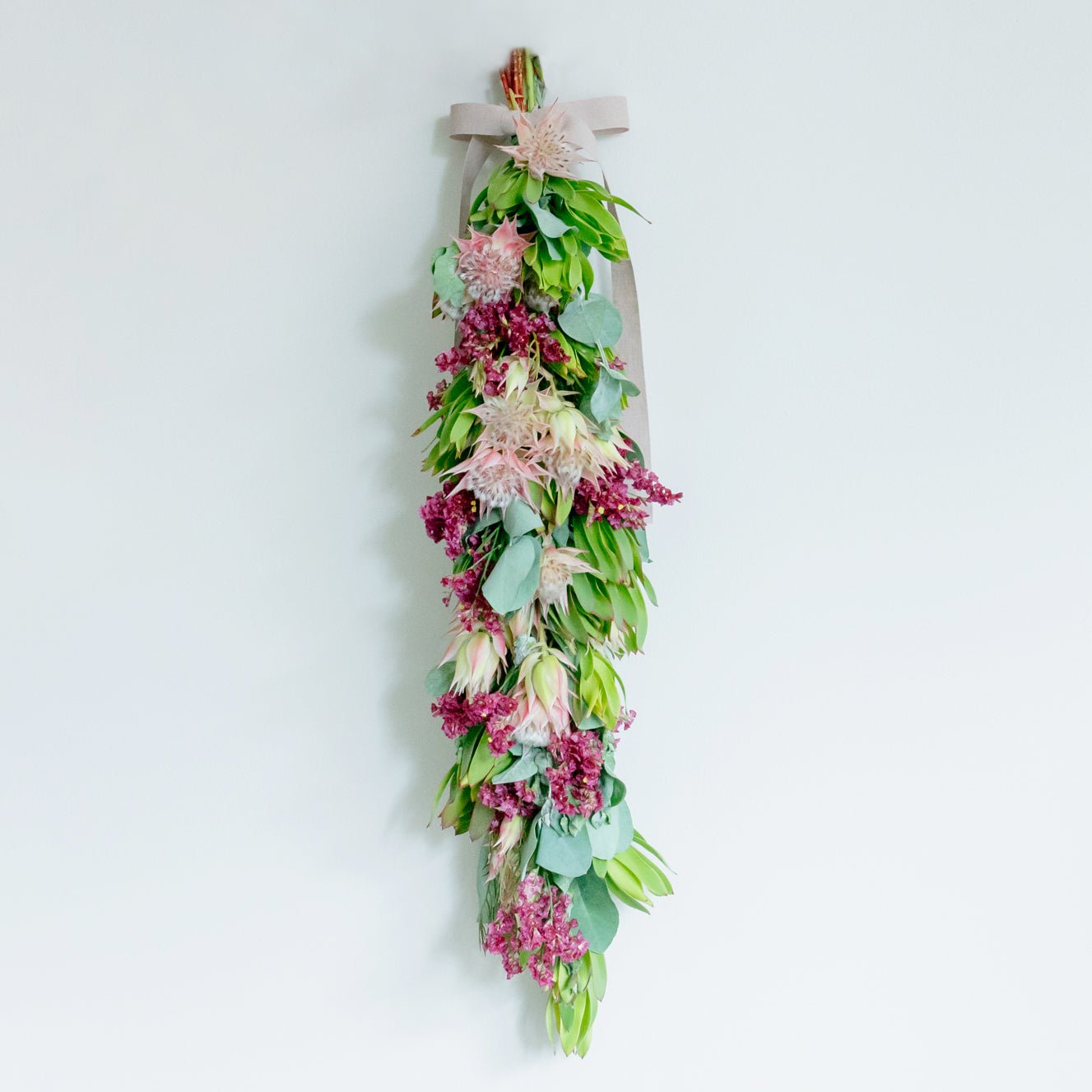 季節のおまかせガーランドをオーダーするならFlower&amp;Plants tette │ 「手から手へ、想いを運ぶフラワーショップ」【板橋駅徒歩4分】【熟練フローリスト夫婦が運営】【最短2営業日で発送】【24時間365日注文OK】【ギフトは3300円〜】フラワーギフトを手から手へ、想いを込めたブーケやアレンジメントで大切な人に感謝と愛情を。シーンや用途に合わせて選びやすい豊富な種