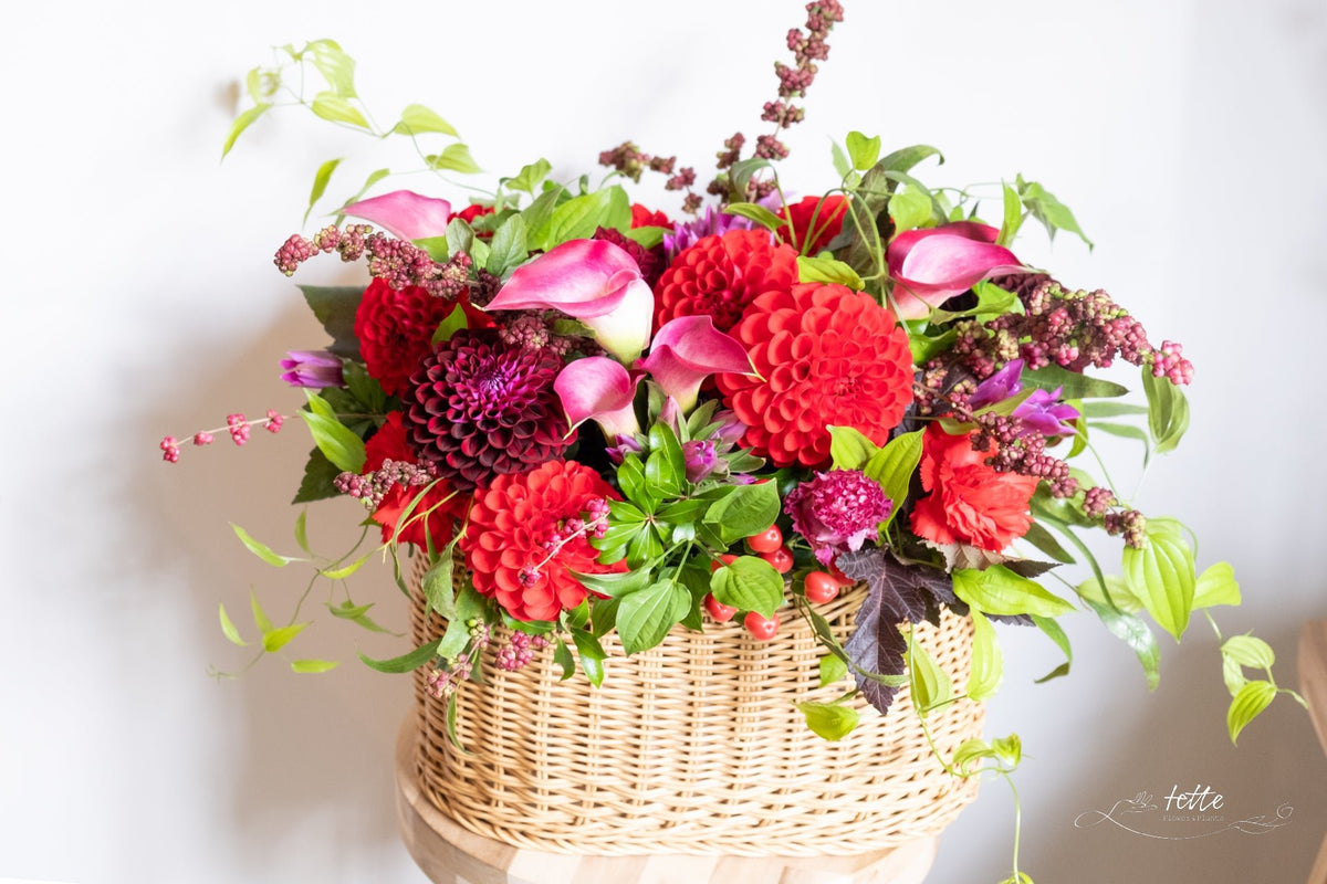 ラウンドアレンジメント　赤系をオーダーするならFlower&amp;Plants tette │ 「手から手へ、想いを運ぶフラワーショップ」【板橋駅徒歩4分】【熟練フローリスト夫婦が運営】【最短2営業日で発送】【24時間365日注文OK】【ギフトは3300円〜】フラワーギフトを手から手へ、想いを込めたブーケやアレンジメントで大切な人に感謝と愛情を。シーンや用途に合わせて選びやすい豊富な種
