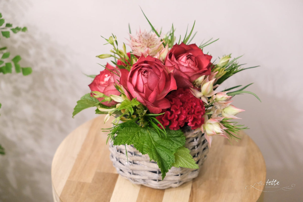 ラウンドアレンジメント 赤系をオーダーするならFlower&amp;Plants tette │ 「手から手へ、想いを運ぶフラワーショップ」【板橋駅徒歩4分】【熟練フローリスト夫婦が運営】【最短2営業日で発送】【24時間365日注文OK】【ギフトは3300円〜】フラワーギフトを手から手へ、想いを込めたブーケやアレンジメントで大切な人に感謝と愛情を。シーンや用途に合わせて選びやすい豊富な種