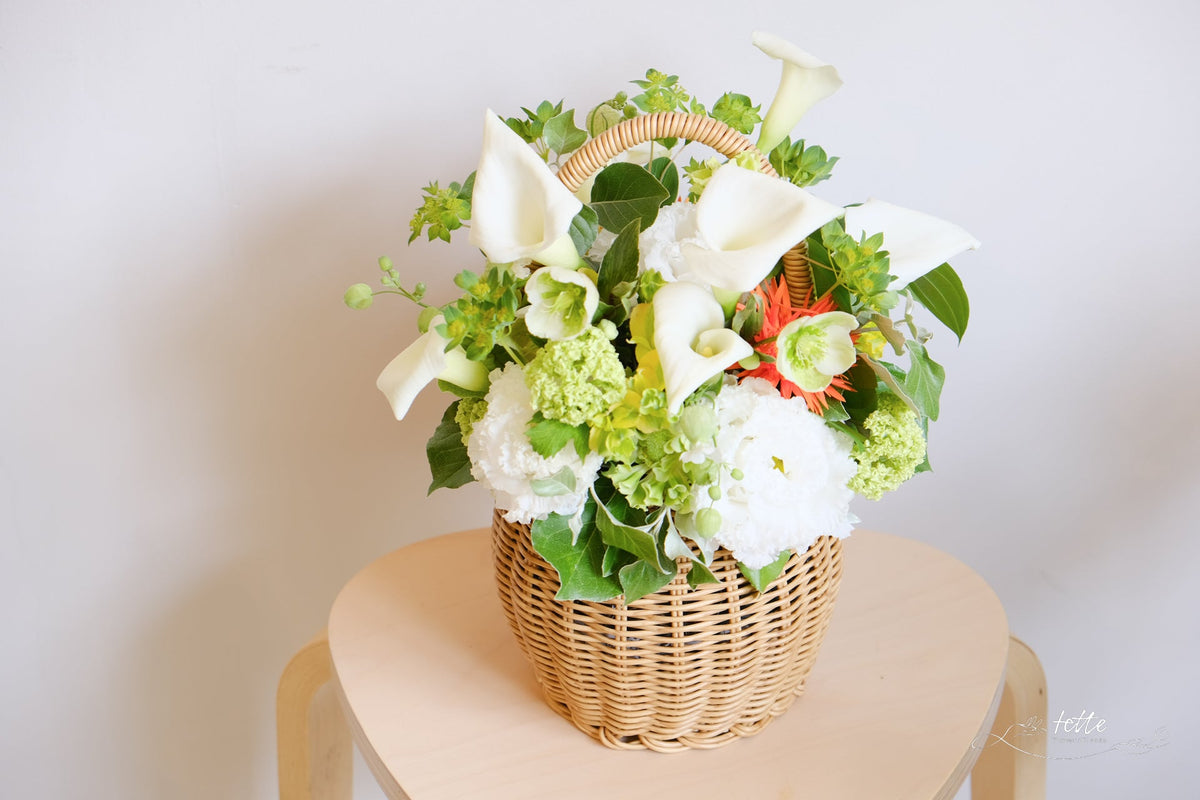 ラウンドアレンジメント ホワイト系をオーダーするならFlower&amp;Plants tette │ 「手から手へ、想いを運ぶフラワーショップ」【板橋駅徒歩4分】【熟練フローリスト夫婦が運営】【最短2営業日で発送】【24時間365日注文OK】【ギフトは3300円〜】フラワーギフトを手から手へ、想いを込めたブーケやアレンジメントで大切な人に感謝と愛情を。シーンや用途に合わせて選びやすい豊富な種