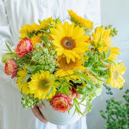 ひまわりのギフトをオーダーするならFlower&amp;Plants tette │ 「手から手へ、想いを運ぶフラワーショップ」【板橋駅徒歩4分】【熟練フローリスト夫婦が運営】【最短2営業日で発送】【24時間365日注文OK】【ギフトは3300円〜】フラワーギフトを手から手へ、想いを込めたブーケやアレンジメントで大切な人に感謝と愛情を。シーンや用途に合わせて選びやすい豊富な種