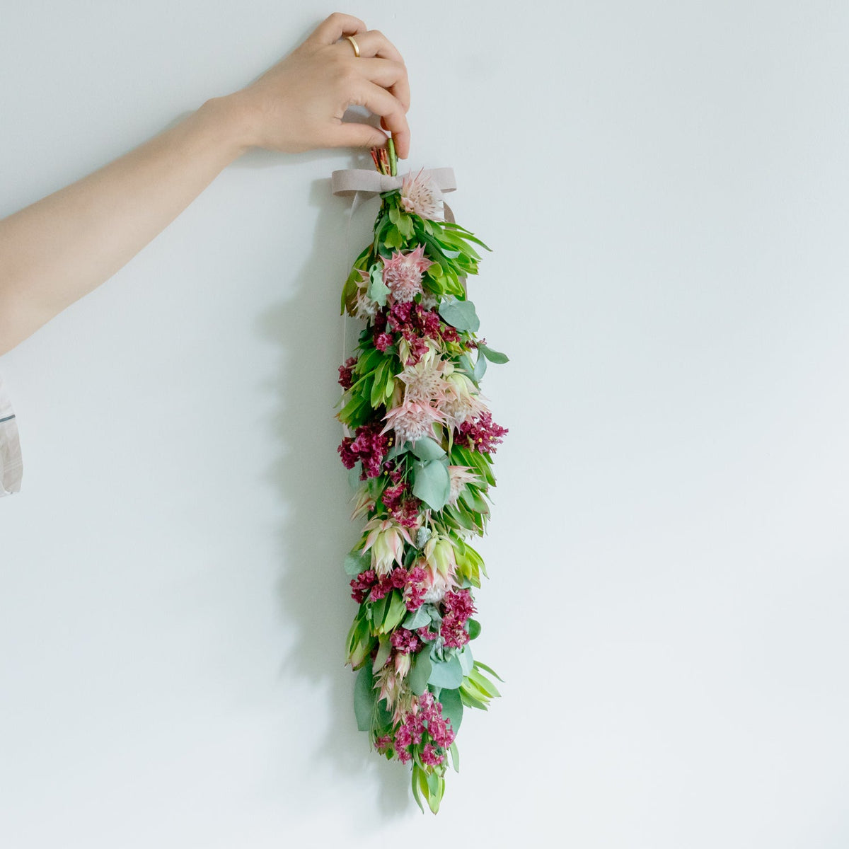 季節のおまかせガーランドをオーダーするならFlower&amp;Plants tette │ 「手から手へ、想いを運ぶフラワーショップ」【板橋駅徒歩4分】【熟練フローリスト夫婦が運営】【最短2営業日で発送】【24時間365日注文OK】【ギフトは3300円〜】フラワーギフトを手から手へ、想いを込めたブーケやアレンジメントで大切な人に感謝と愛情を。シーンや用途に合わせて選びやすい豊富な種