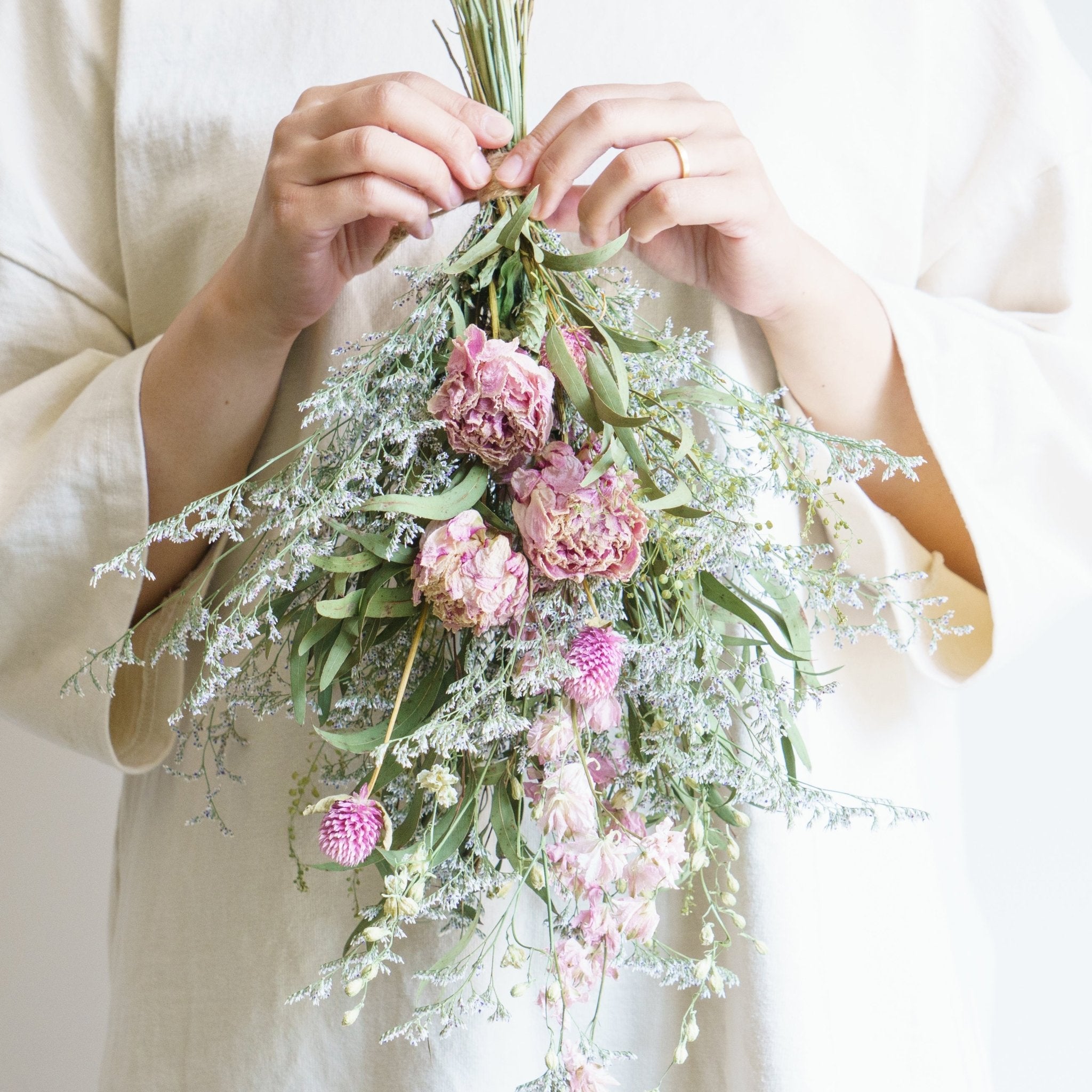 季節のドライフラワー ブーケスワッグをオーダーするならFlower&amp;Plants tette │ 「手から手へ、想いを運ぶフラワーショップ」【板橋駅徒歩4分】【熟練フローリスト夫婦が運営】【最短2営業日で発送】【24時間365日注文OK】【ギフトは3300円〜】フラワーギフトを手から手へ、想いを込めたブーケやアレンジメントで大切な人に感謝と愛情を。シーンや用途に合わせて選びやすい豊富な種