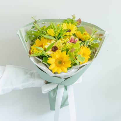 ひまわりのギフトをオーダーするならFlower&amp;Plants tette │ 「手から手へ、想いを運ぶフラワーショップ」【板橋駅徒歩4分】【熟練フローリスト夫婦が運営】【最短2営業日で発送】【24時間365日注文OK】【ギフトは3300円〜】フラワーギフトを手から手へ、想いを込めたブーケやアレンジメントで大切な人に感謝と愛情を。シーンや用途に合わせて選びやすい豊富な種