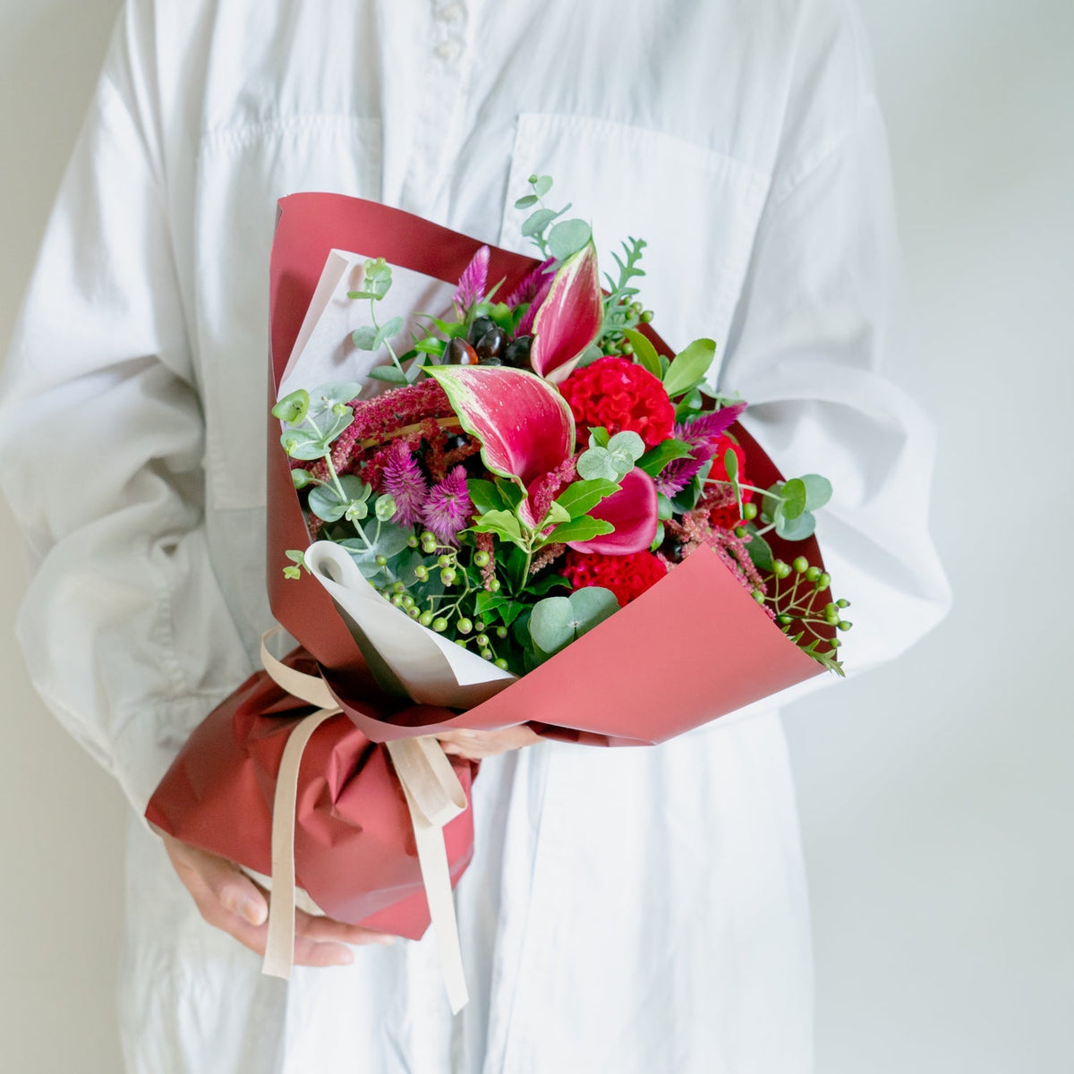 ブーケ 赤系をオーダーするならFlower&amp;Plants tette │ 「手から手へ、想いを運ぶフラワーショップ」【板橋駅徒歩4分】【熟練フローリスト夫婦が運営】【最短2営業日で発送】【24時間365日注文OK】【ギフトは3300円〜】フラワーギフトを手から手へ、想いを込めたブーケやアレンジメントで大切な人に感謝と愛情を。シーンや用途に合わせて選びやすい豊富な種