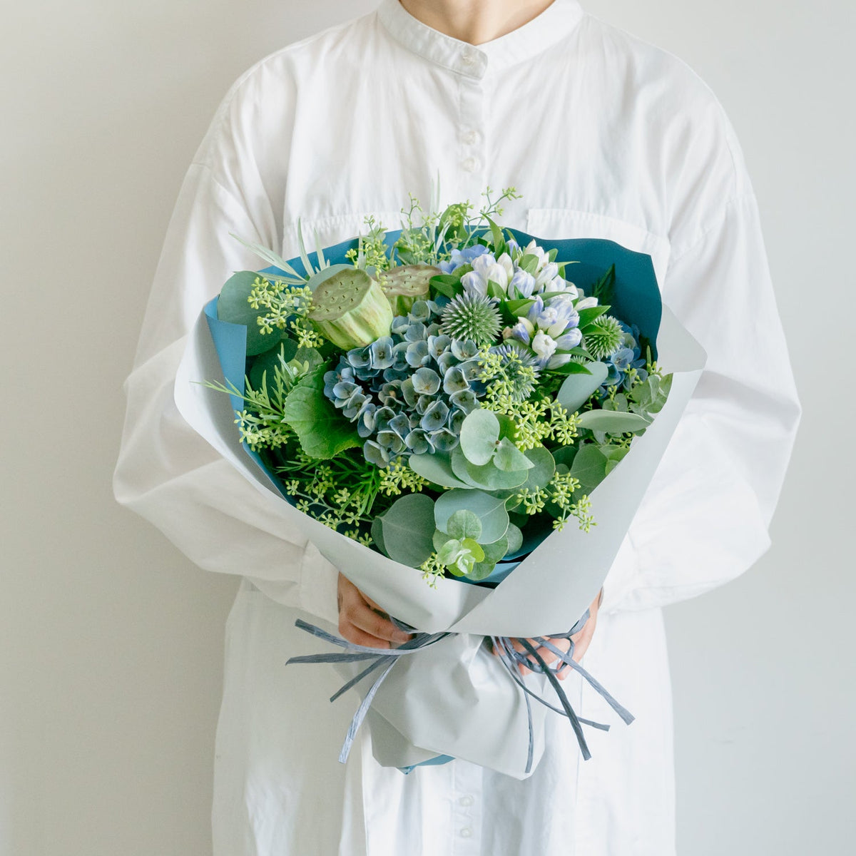 ブーケ ブルー系をオーダーするならFlower&amp;Plants tette │ 「手から手へ、想いを運ぶフラワーショップ」【板橋駅徒歩4分】【熟練フローリスト夫婦が運営】【最短2営業日で発送】【24時間365日注文OK】【ギフトは3300円〜】フラワーギフトを手から手へ、想いを込めたブーケやアレンジメントで大切な人に感謝と愛情を。シーンや用途に合わせて選びやすい豊富な種