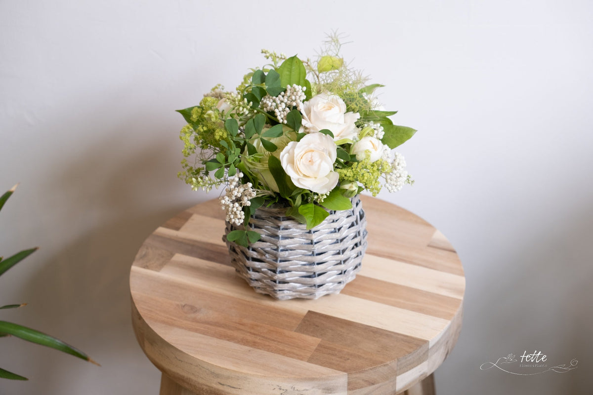 ラウンドアレンジメント ホワイト系をオーダーするならFlower&amp;Plants tette │ 「手から手へ、想いを運ぶフラワーショップ」【板橋駅徒歩4分】【熟練フローリスト夫婦が運営】【最短2営業日で発送】【24時間365日注文OK】【ギフトは3300円〜】フラワーギフトを手から手へ、想いを込めたブーケやアレンジメントで大切な人に感謝と愛情を。シーンや用途に合わせて選びやすい豊富な種