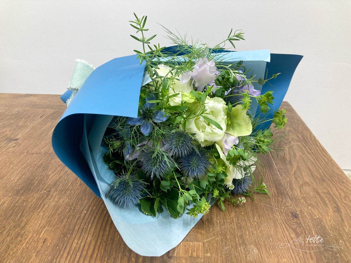 ブーケ ブルー系をオーダーするならFlower&amp;Plants tette │ 「手から手へ、想いを運ぶフラワーショップ」【板橋駅徒歩4分】【熟練フローリスト夫婦が運営】【最短2営業日で発送】【24時間365日注文OK】【ギフトは3300円〜】フラワーギフトを手から手へ、想いを込めたブーケやアレンジメントで大切な人に感謝と愛情を。シーンや用途に合わせて選びやすい豊富な種