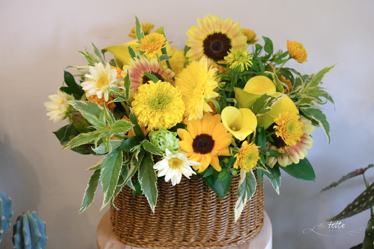 ラウンドアレンジメント イエロー系をオーダーするならFlower&amp;Plants tette │ 「手から手へ、想いを運ぶフラワーショップ」【板橋駅徒歩4分】【熟練フローリスト夫婦が運営】【最短2営業日で発送】【24時間365日注文OK】【ギフトは3300円〜】フラワーギフトを手から手へ、想いを込めたブーケやアレンジメントで大切な人に感謝と愛情を。シーンや用途に合わせて選びやすい豊富な種