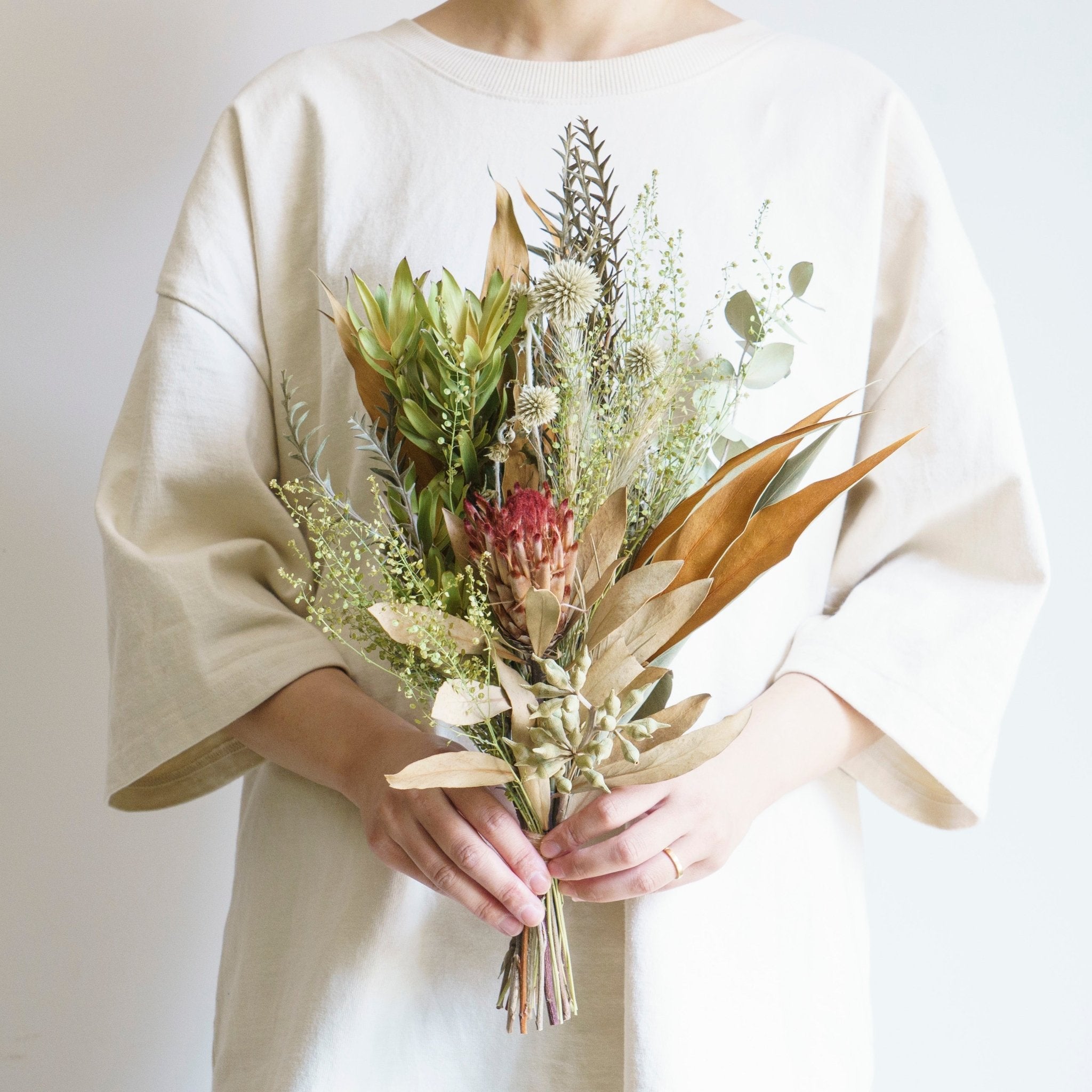 季節のドライフラワー ブーケスワッグをオーダーするならFlower&amp;Plants tette │ 「手から手へ、想いを運ぶフラワーショップ」【板橋駅徒歩4分】【熟練フローリスト夫婦が運営】【最短2営業日で発送】【24時間365日注文OK】【ギフトは3300円〜】フラワーギフトを手から手へ、想いを込めたブーケやアレンジメントで大切な人に感謝と愛情を。シーンや用途に合わせて選びやすい豊富な種