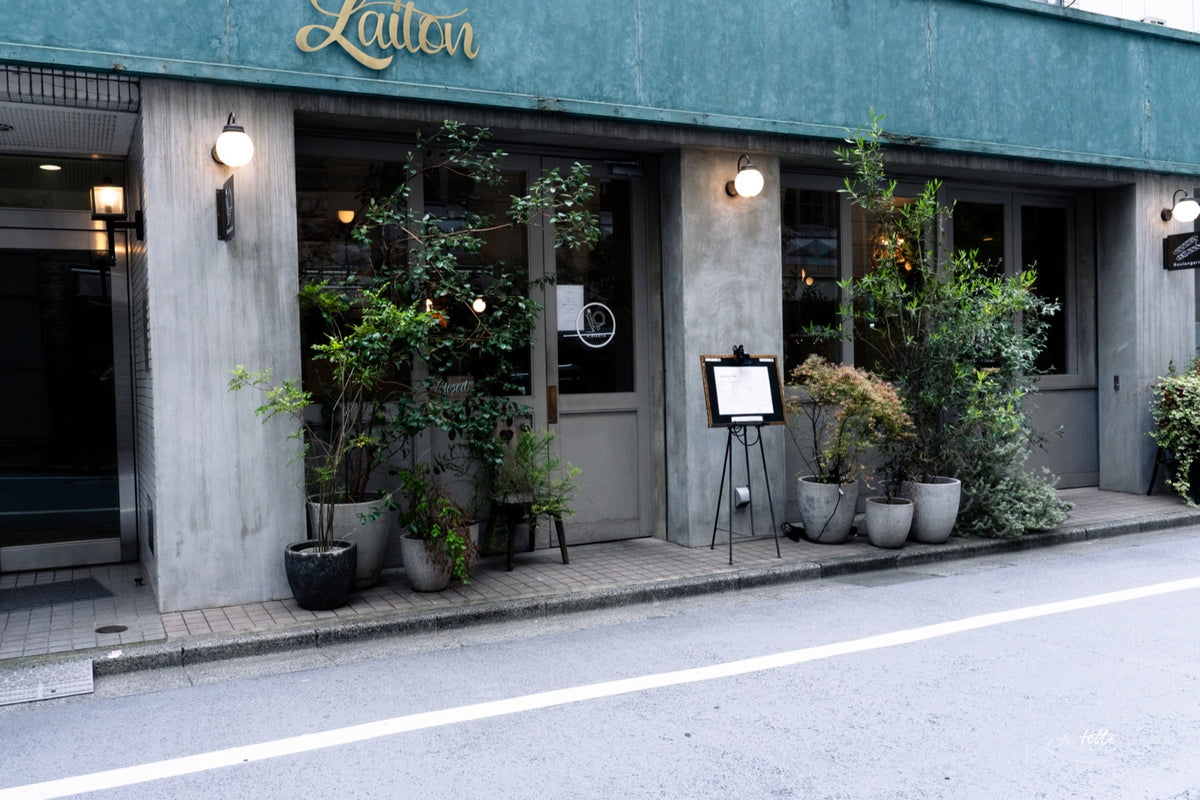 飲食店の店頭に置いた鉢植えの植栽（tette 施工事例）