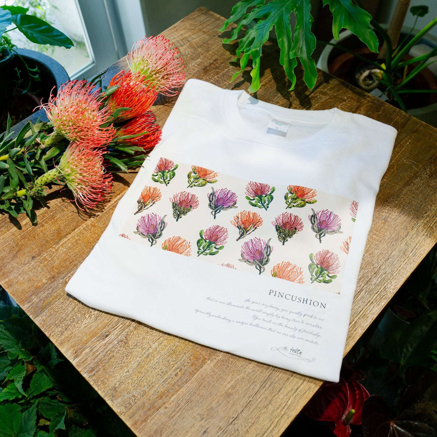 【数量限定】tetteオリジナルプリントTシャツをオーダーするならFlower&amp;Plants tette │ 「手から手へ、想いを運ぶフラワーショップ」【板橋駅徒歩4分】【熟練フローリスト夫婦が運営】【最短2営業日で発送】【24時間365日注文OK】【ギフトは3300円〜】フラワーギフトを手から手へ、想いを込めたブーケやアレンジメントで大切な人に感謝と愛情を。シーンや用途に合わせて選びやすい豊富な種