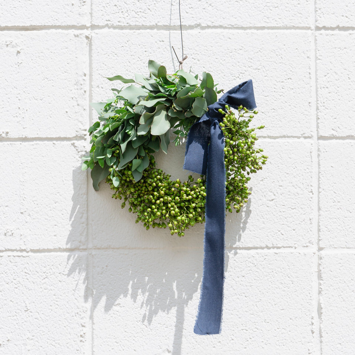 野ばらの実とユーカリのリースをオーダーするならFlower&amp;Plants tette │ 「手から手へ、想いを運ぶフラワーショップ」【板橋駅徒歩4分】【熟練フローリスト夫婦が運営】【最短2営業日で発送】【24時間365日注文OK】【ギフトは3300円〜】フラワーギフトを手から手へ、想いを込めたブーケやアレンジメントで大切な人に感謝と愛情を。シーンや用途に合わせて選びやすい豊富な種