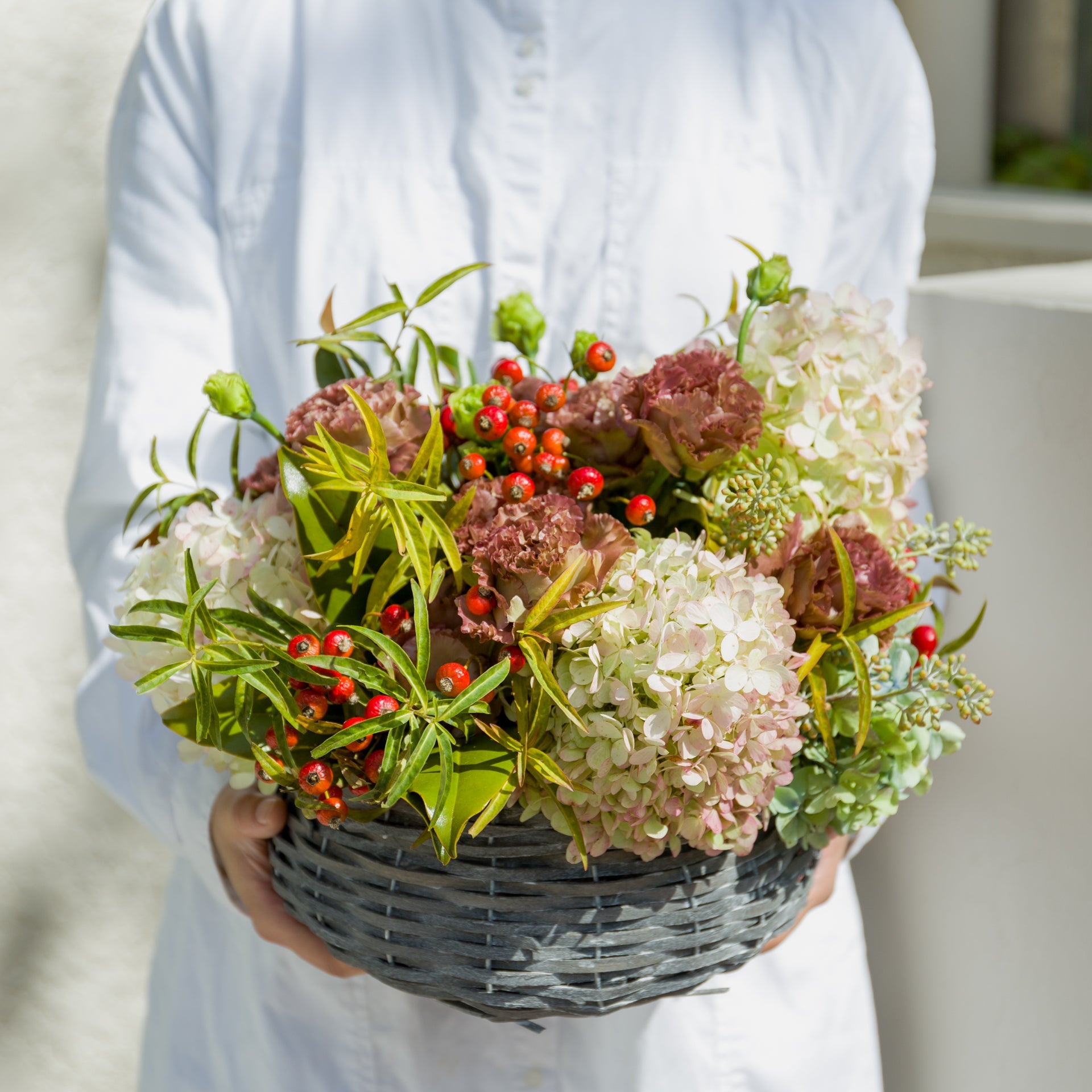 秋色アジサイのギフトをオーダーするならFlower&Plants tette │ 「手から手へ、想いを運ぶフラワーショップ」【板橋駅徒歩4分】【熟練フローリスト夫婦が運営】【最短2営業日で発送】【24時間365日注文OK】【ギフトは3300円〜】フラワーギフトを手から手へ、想いを込めたブーケやアレンジメントで大切な人に感謝と愛情を。シーンや用途に合わせて選びやすい豊富な種