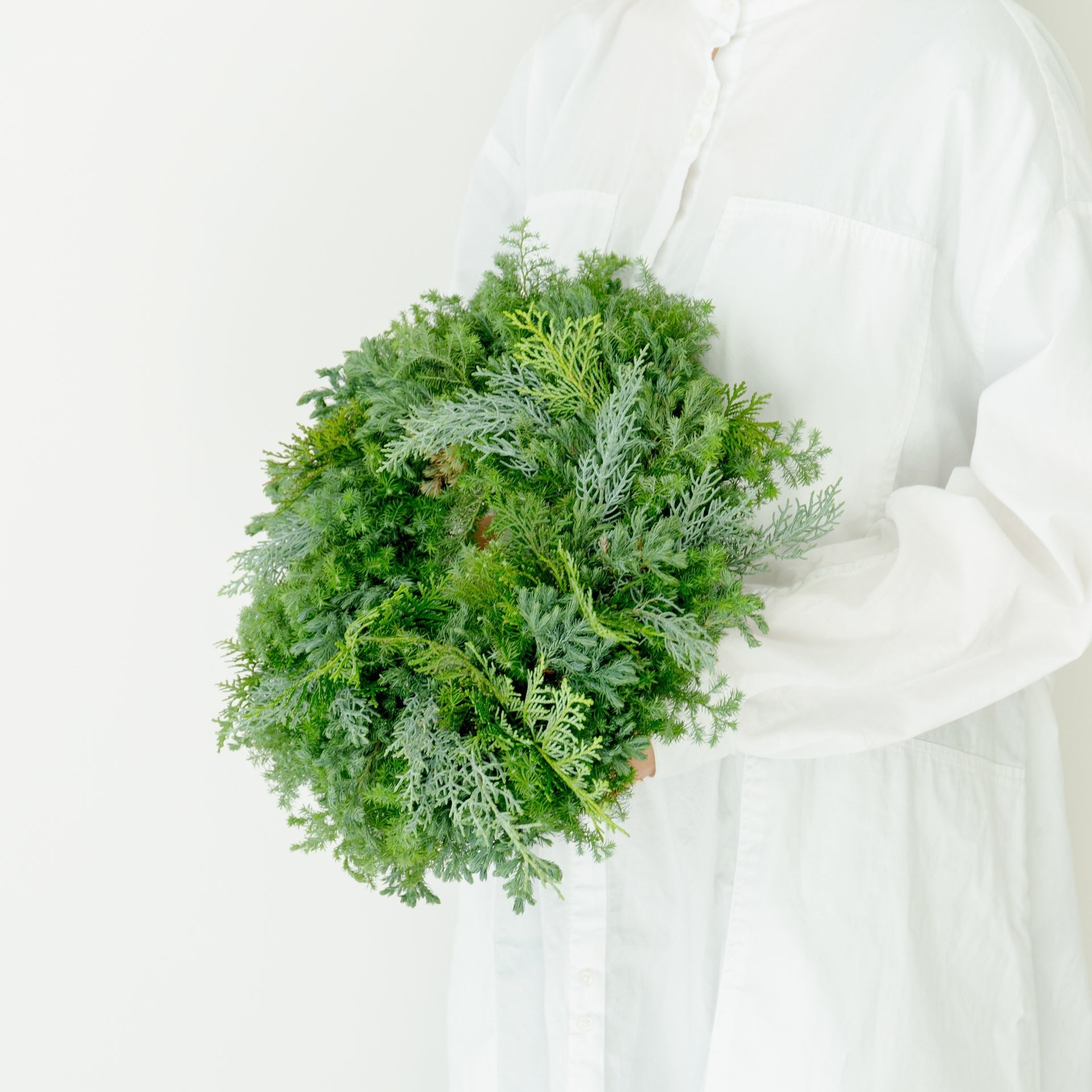クリスマスリース(グリーン)をオーダーするならFlower&amp;Plants tette │ 「手から手へ、想いを運ぶフラワーショップ」【板橋駅徒歩4分】【熟練フローリスト夫婦が運営】【最短2営業日で発送】【24時間365日注文OK】【ギフトは3300円〜】フラワーギフトを手から手へ、想いを込めたブーケやアレンジメントで大切な人に感謝と愛情を。シーンや用途に合わせて選びやすい豊富な種