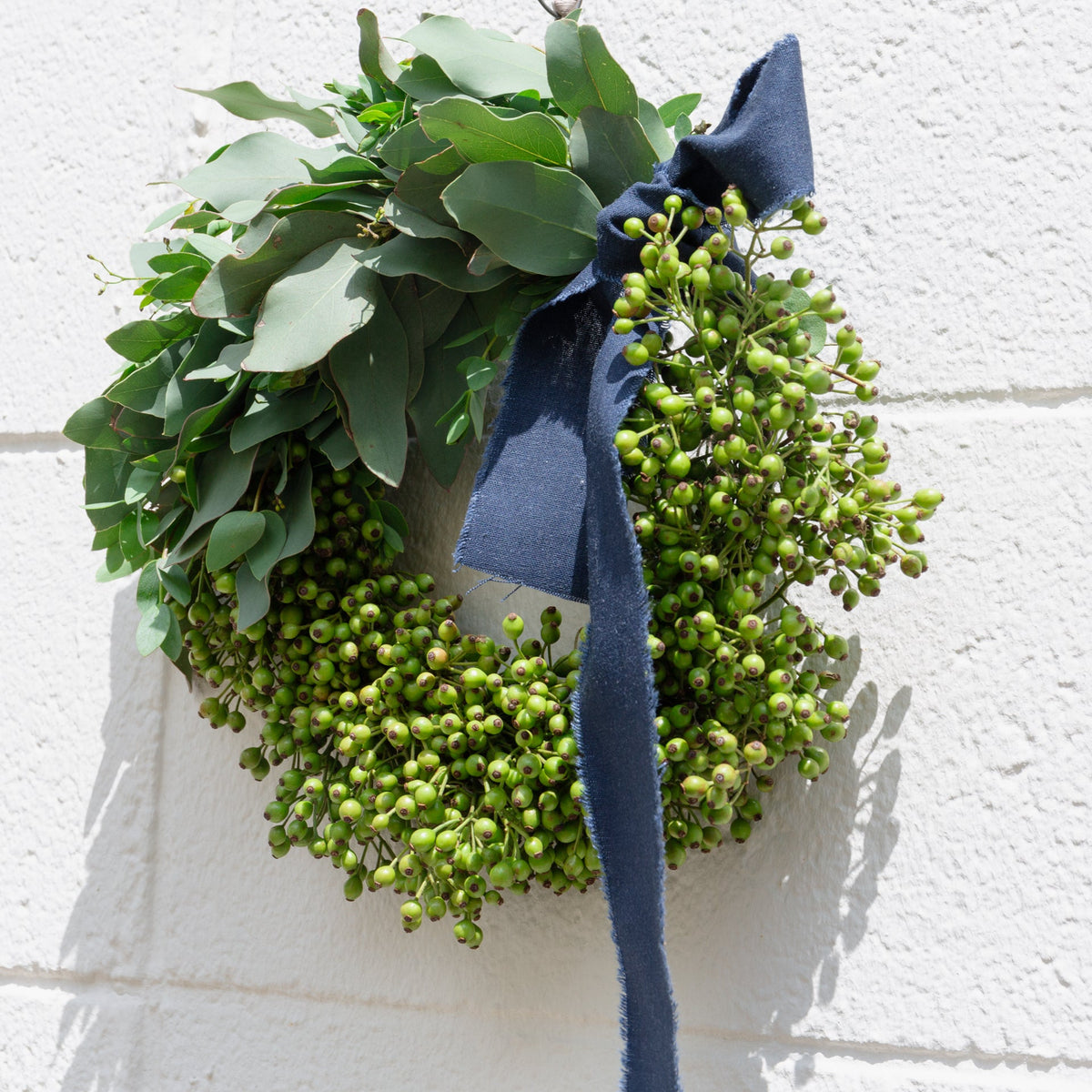 野ばらの実とユーカリのリースをオーダーするならFlower&amp;Plants tette │ 「手から手へ、想いを運ぶフラワーショップ」【板橋駅徒歩4分】【熟練フローリスト夫婦が運営】【最短2営業日で発送】【24時間365日注文OK】【ギフトは3300円〜】フラワーギフトを手から手へ、想いを込めたブーケやアレンジメントで大切な人に感謝と愛情を。シーンや用途に合わせて選びやすい豊富な種