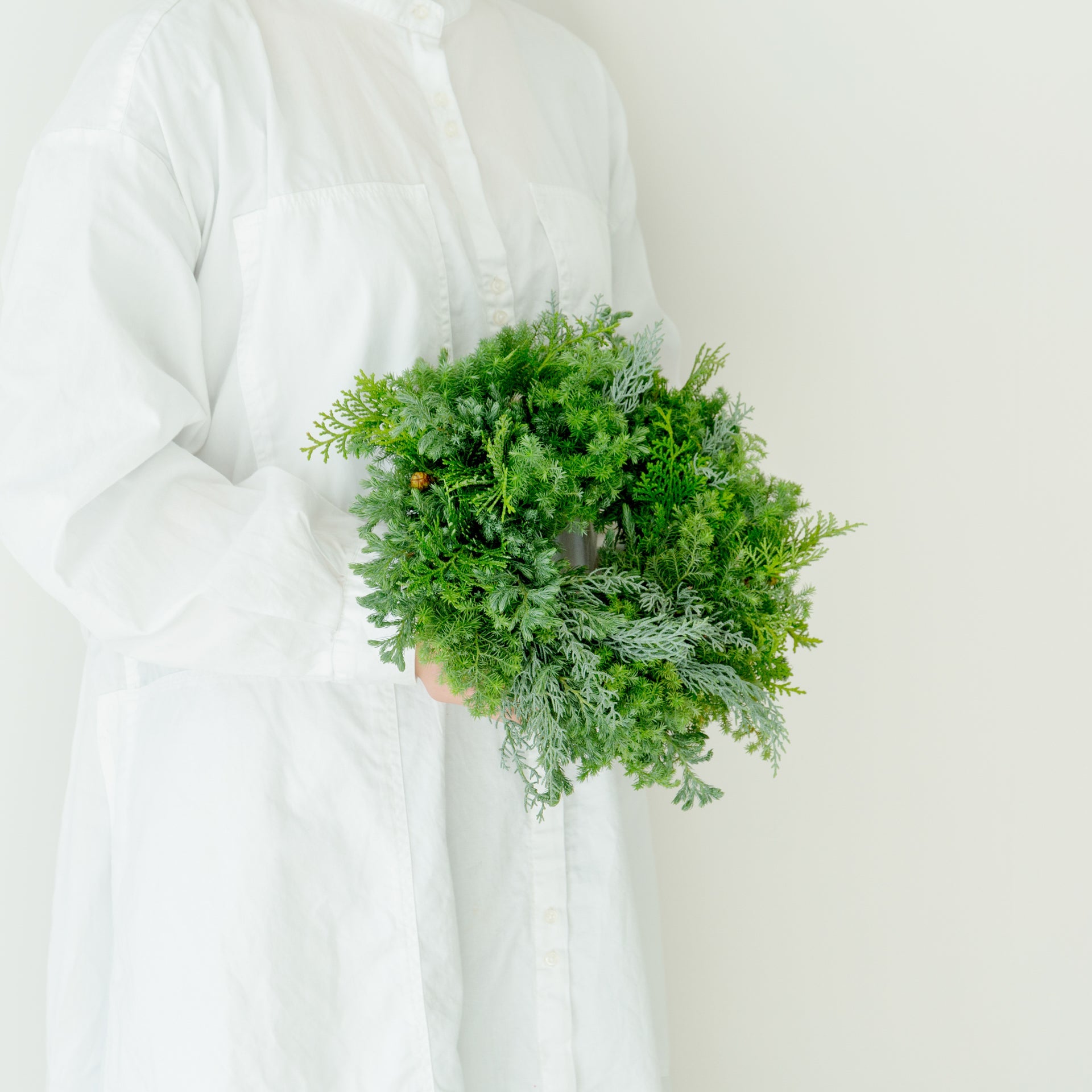 クリスマスリース(グリーン)をオーダーするならFlower&amp;Plants tette │ 「手から手へ、想いを運ぶフラワーショップ」【板橋駅徒歩4分】【熟練フローリスト夫婦が運営】【最短2営業日で発送】【24時間365日注文OK】【ギフトは3300円〜】フラワーギフトを手から手へ、想いを込めたブーケやアレンジメントで大切な人に感謝と愛情を。シーンや用途に合わせて選びやすい豊富な種