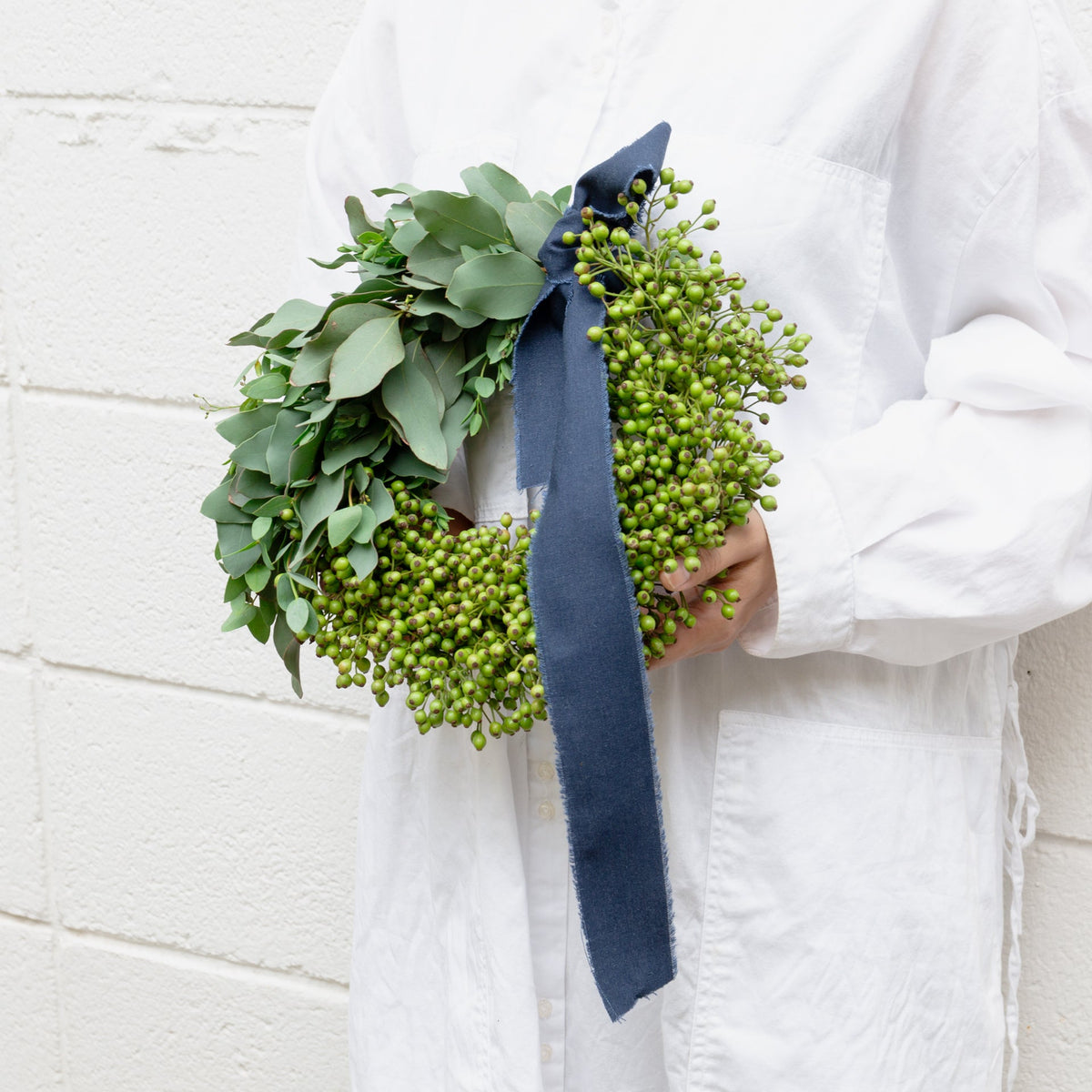 野ばらの実とユーカリのリースをオーダーするならFlower&amp;Plants tette │ 「手から手へ、想いを運ぶフラワーショップ」【板橋駅徒歩4分】【熟練フローリスト夫婦が運営】【最短2営業日で発送】【24時間365日注文OK】【ギフトは3300円〜】フラワーギフトを手から手へ、想いを込めたブーケやアレンジメントで大切な人に感謝と愛情を。シーンや用途に合わせて選びやすい豊富な種