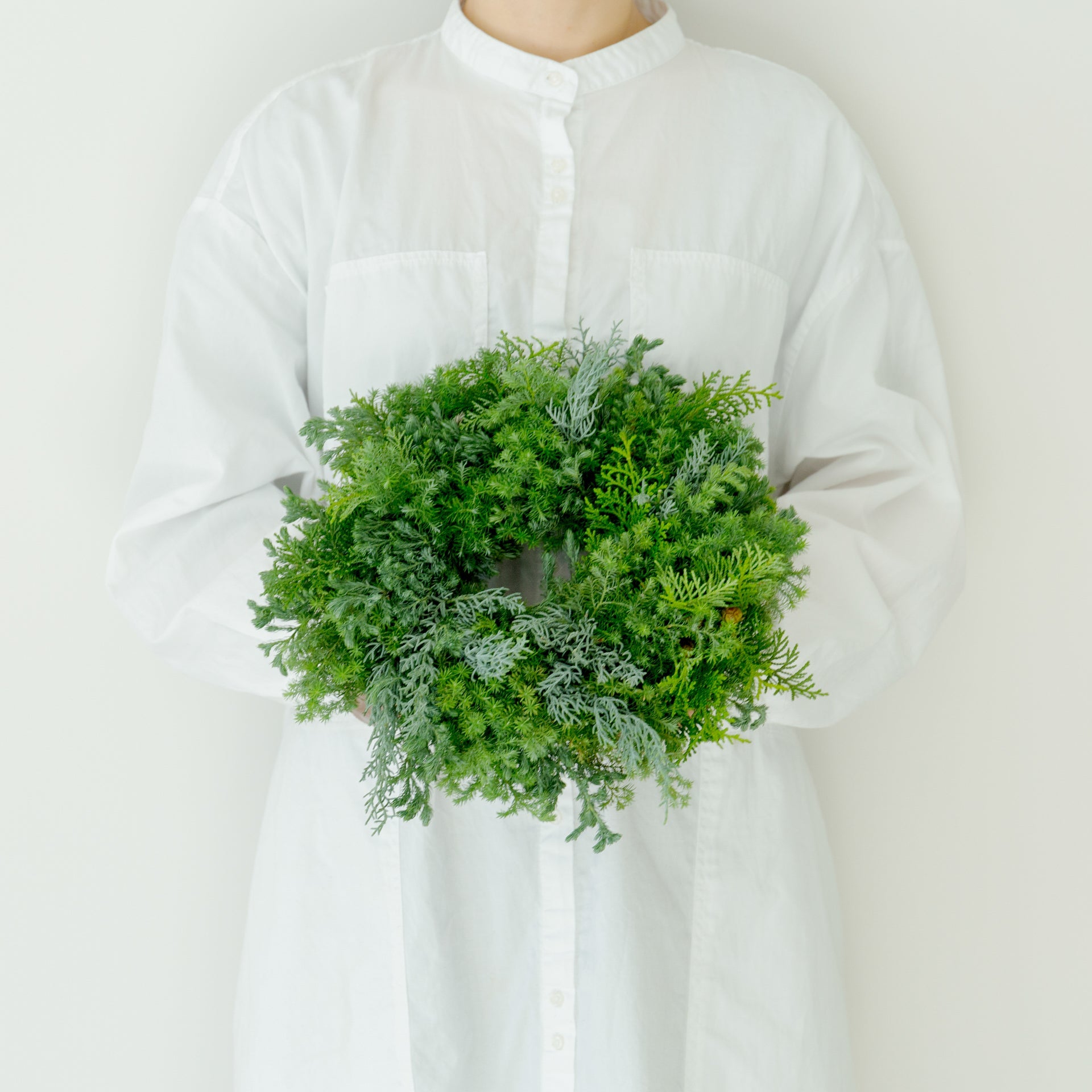 クリスマスリース(グリーン)をオーダーするならFlower&amp;Plants tette │ 「手から手へ、想いを運ぶフラワーショップ」【板橋駅徒歩4分】【熟練フローリスト夫婦が運営】【最短2営業日で発送】【24時間365日注文OK】【ギフトは3300円〜】フラワーギフトを手から手へ、想いを込めたブーケやアレンジメントで大切な人に感謝と愛情を。シーンや用途に合わせて選びやすい豊富な種